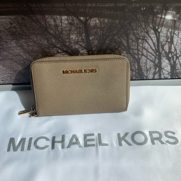 Michael Kors Handbags - *SOLD* Michael Kors Zip Around Smartphone Wristlet
